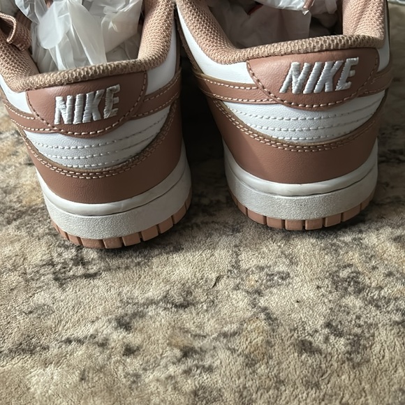 Nike Dunk Low’s white & rose sz 6 like new - Picture 3 of 3